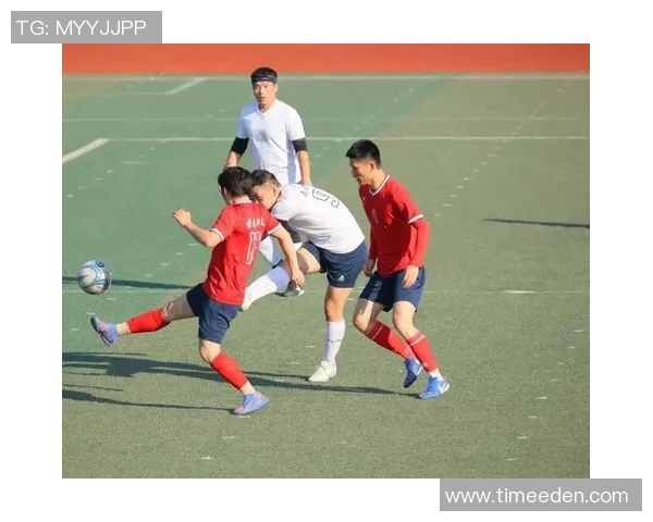 激情四溢的业余足球联赛让社区团结与友谊在绿茵场上绽放光彩